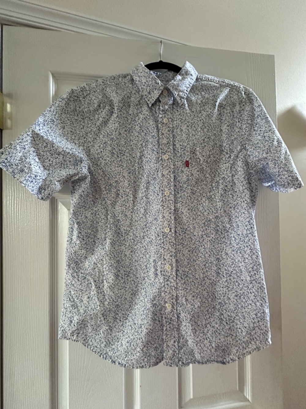 Levi's Men's Short Sleeve Button-Up Shirt in White/Blue